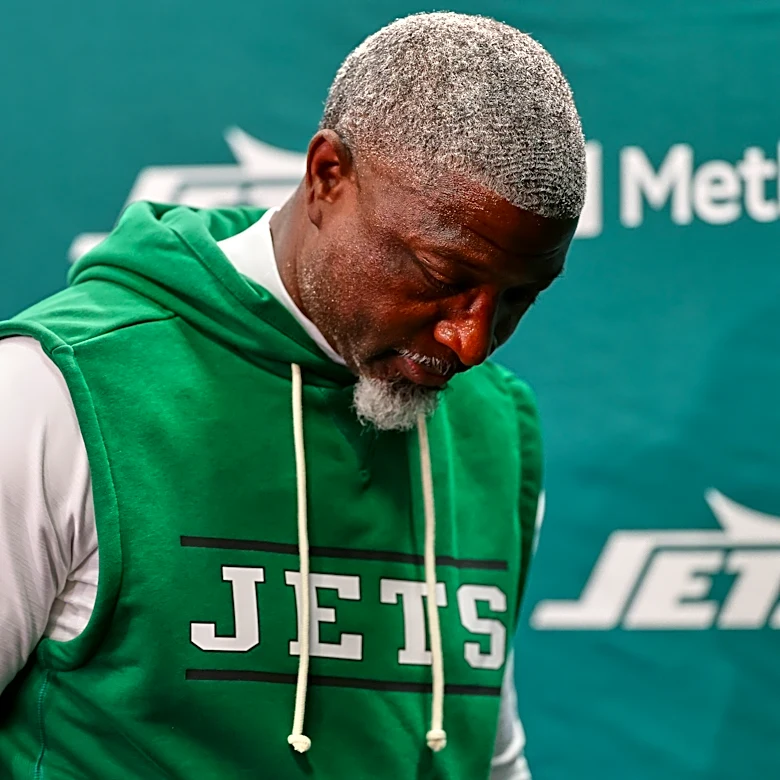 Clock management issues and 2-minute troubles are giving Aaron Glenn and the Jets a tough time