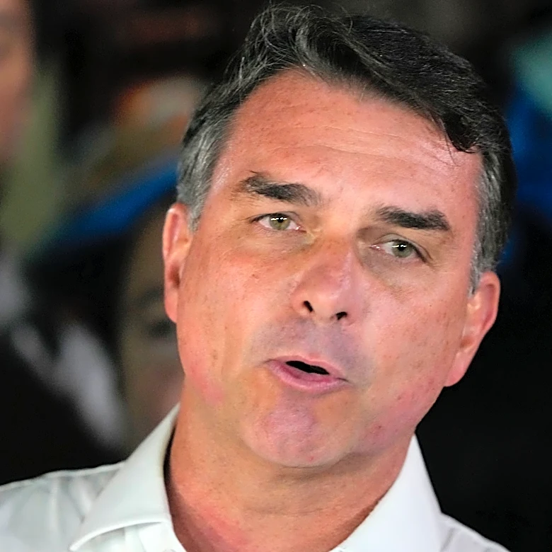 Flávio Bolsonaro flees Brazil through Argentina and is expected to land in Miami