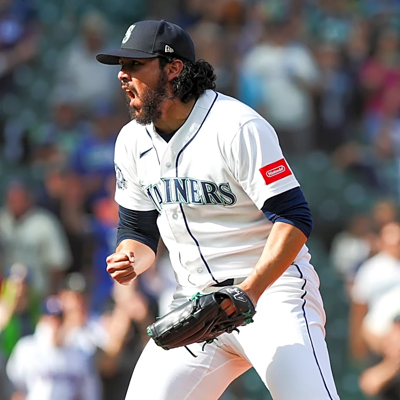 Mariners exercise Andrés Muñoz's $9 million option, decline options on Victor Robles, Bryce Miller