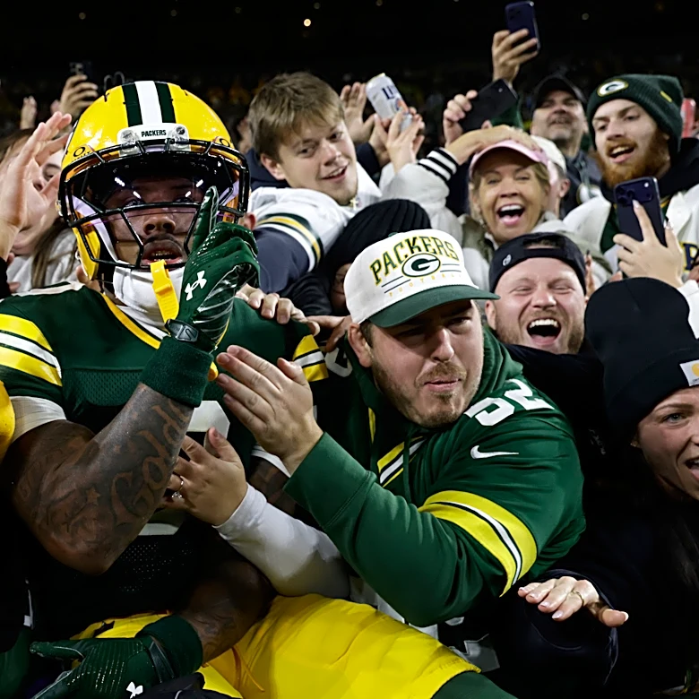 Love throws 3 TD passes as the Packers beat the Panthers 27-19