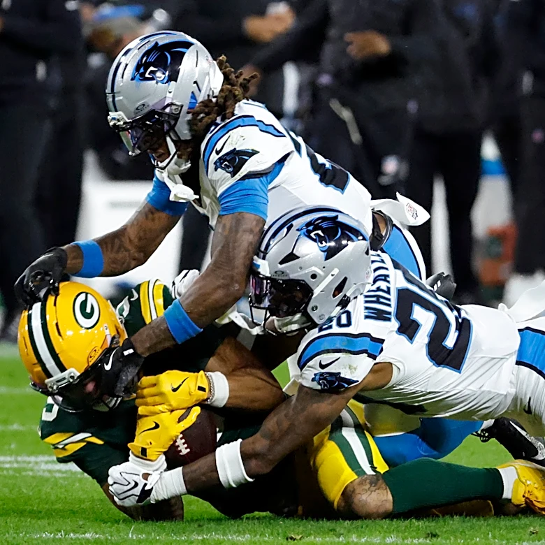 Packers' Watson goes to hospital with chest injury in 2nd quarter. Then he returns to the game.