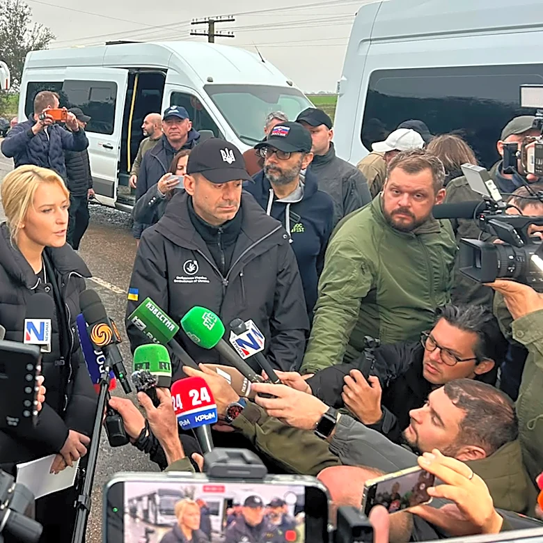 Civilians from war-ravaged Oleshky arrive in Belarus on their way to Ukrainian territory