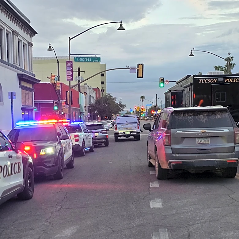 Officer confronted gunman moments after Tucson shooting, briefing says