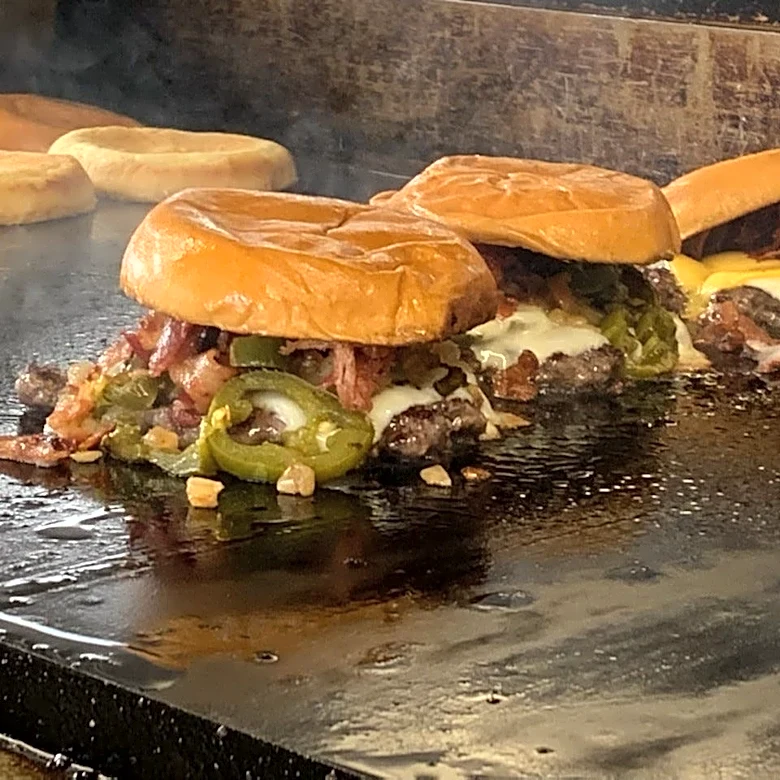 Former Arizona NFL player bringing viral burgers to downtown Phoenix