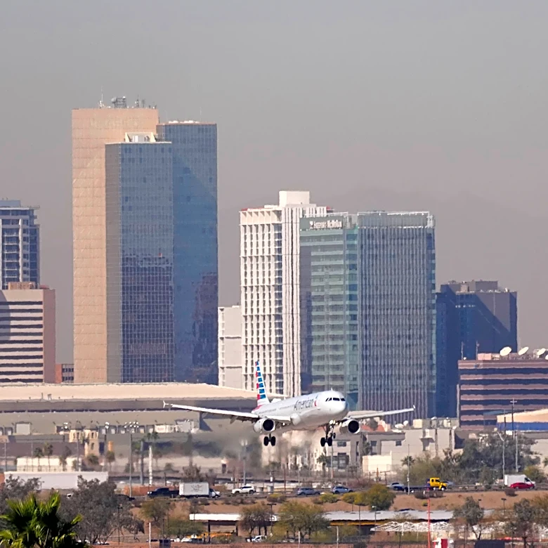 Air controller averts midair collision risk near Phoenix, report says