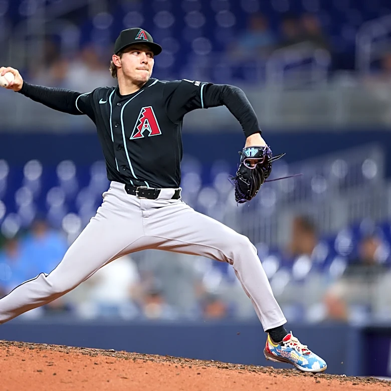 Diamondbacks vs Reds live. Chase fans love Suarez, Littell a DFA victim