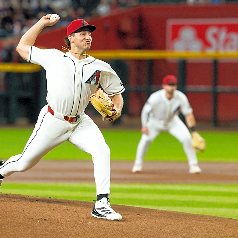 Yankees at Diamondbacks. Lovullo on job status, Martinez honors past