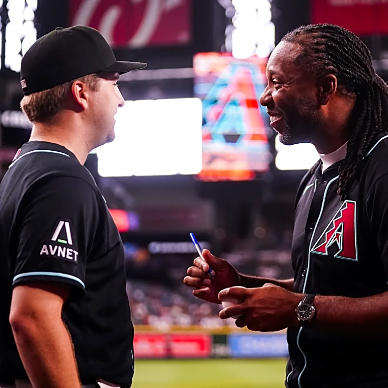 Cardinals icon Fitzgerald throws 1st pitch, talks at Diamondbacks home finale
