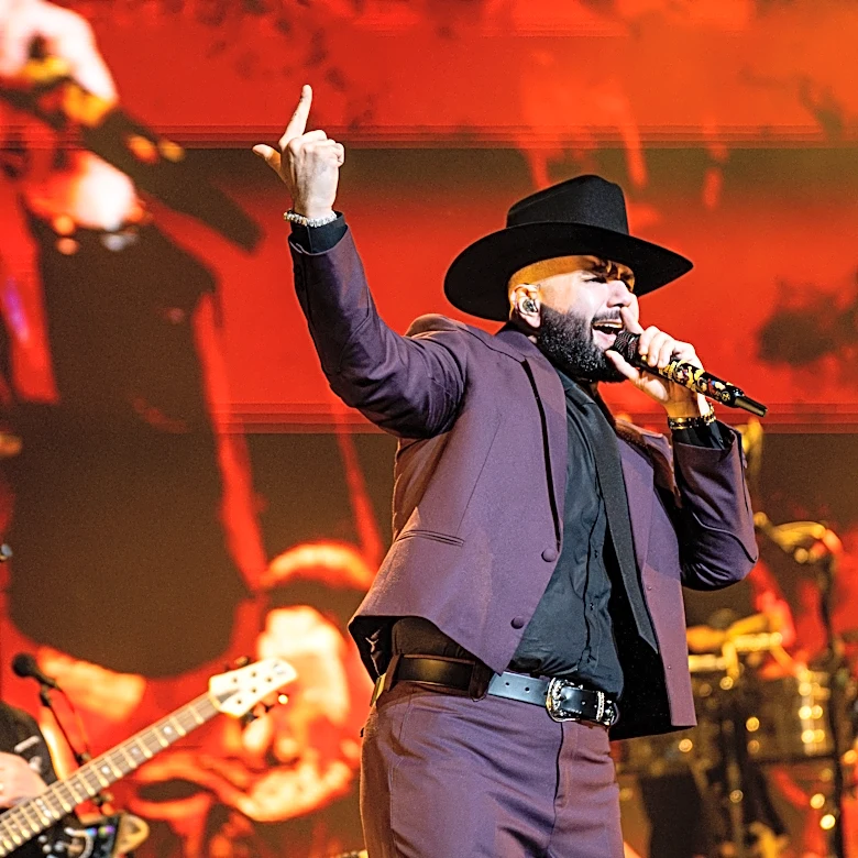 Nobody sat down at Carín León's Phoenix show. Here's why
