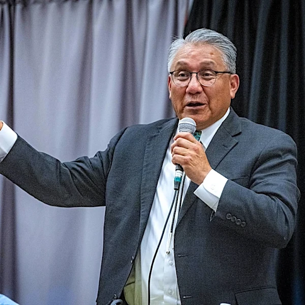 Navajo presidential hopefuls debate economic development, AI policies