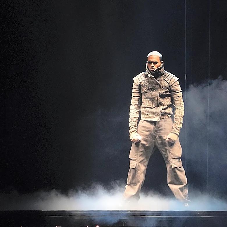 Chris Brown and Usher gave a master class in modern R&B in Phoenix