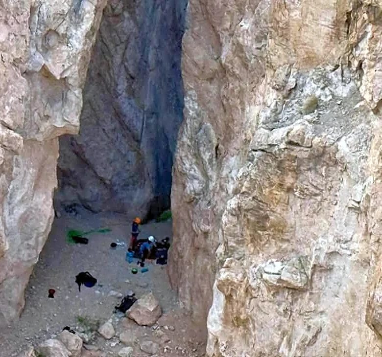 Father critically hurt after 80-foot fall with child in remote Arizona