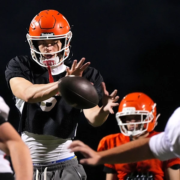 QB Luke Farrell leads Corona del Sol's turnaround football season