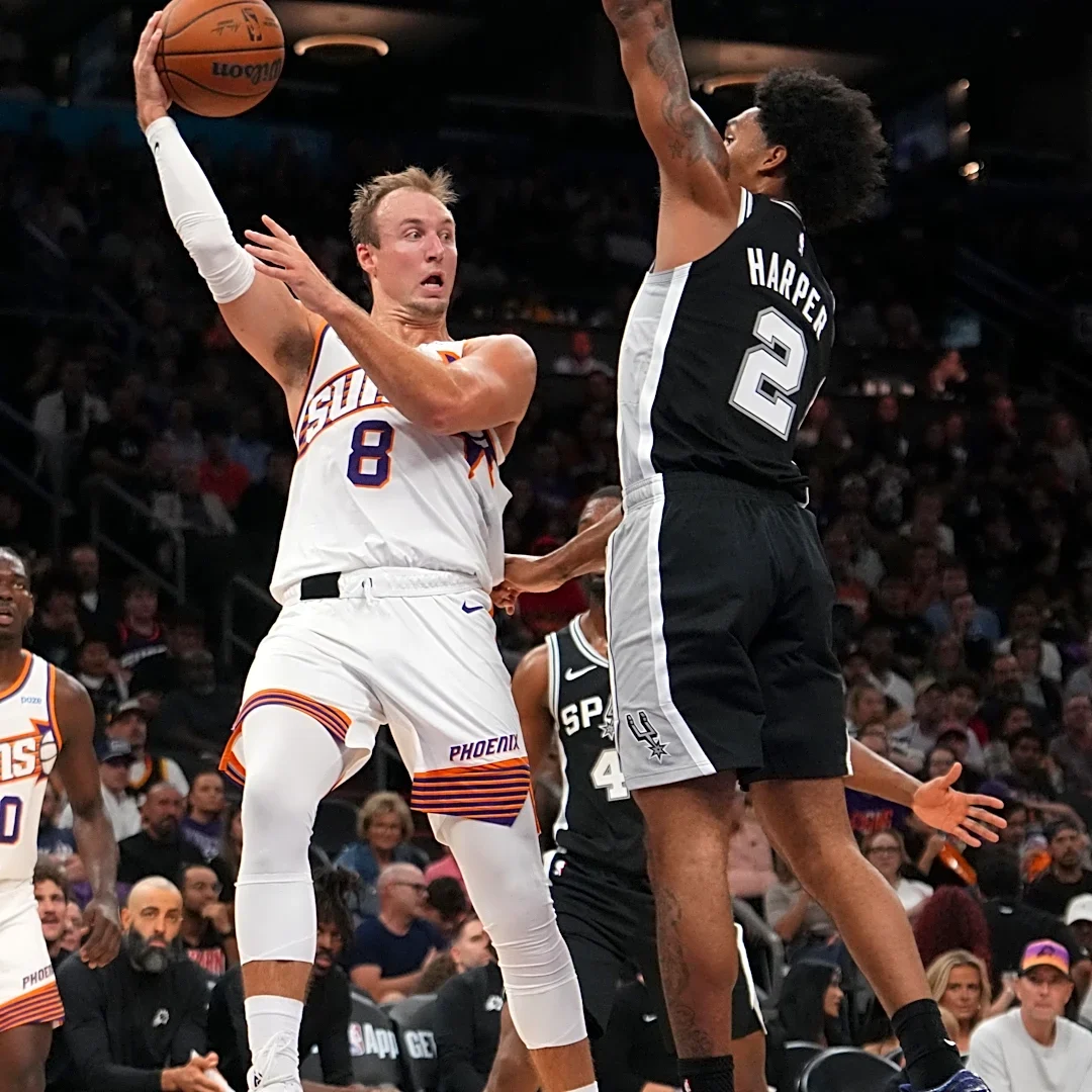 Luke Kennard leaves Suns preseason game after awkward landing