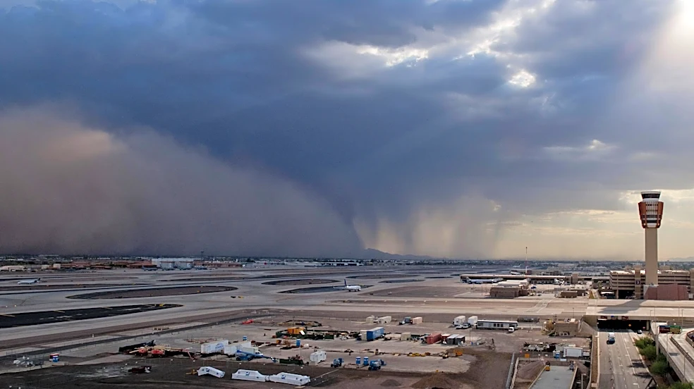 Hundreds of flights delayed at Phoenix Sky Harbor due to storms