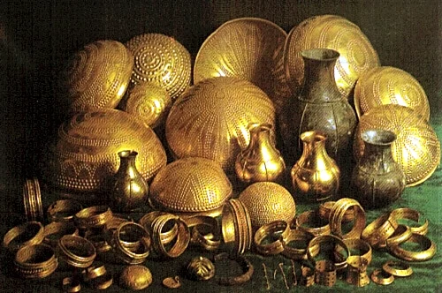 Thieves Steal One of Europe’s Most Significant Bronze Age Gold Collections, Frieze Abu Dhabi Announces Exhibitors, Growing Pains in Britain’s Expan...