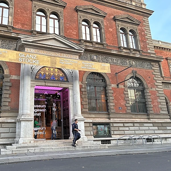 Sydney’s Powerhouse Parramatta CEO Steps Down, €4 M. Diamond Necklace Stolen from Vienna’s Museum of Applied Arts, £71 M. Rembrandt Portrait Placed...