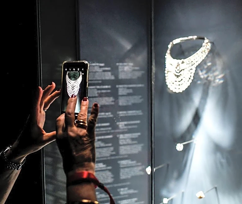$4.3 M. Van Cleef & Arpels Necklace Stolen From Vienna Museum