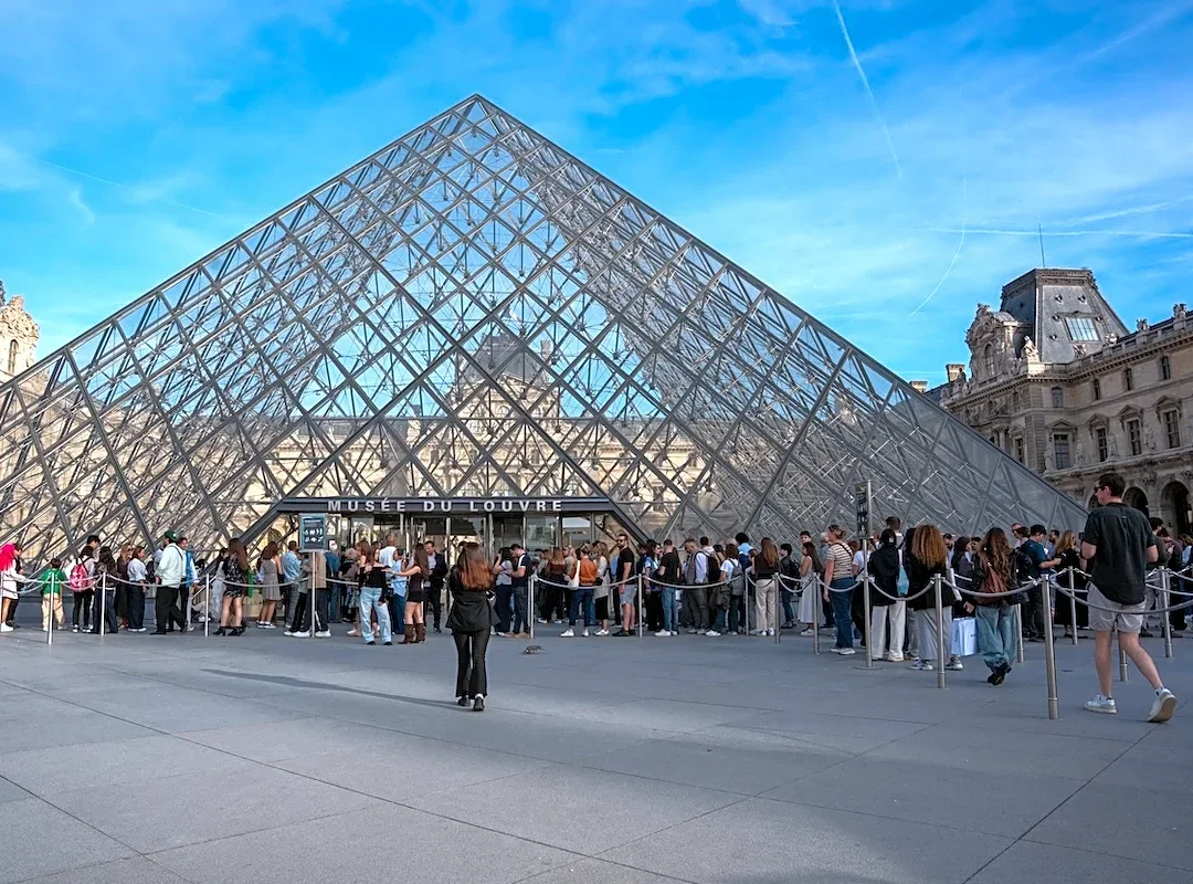 Protesters Block Louvre Following Weekend of Unrest, Art Basel Will Stay in Miami Following City Rent Discount, and More: Morning Links for October...