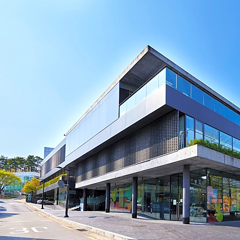 Pace Reports $5.6 M. Loss for International Business, With Glimchers Pledging to Keep It Afloat