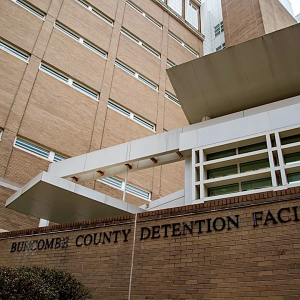 Asheville inmate charged with murder dies in jail cell