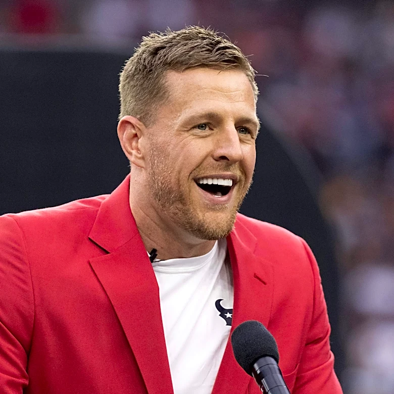 CBS Sports names Wisconsin Badgers legend as Tony Romo's replacement