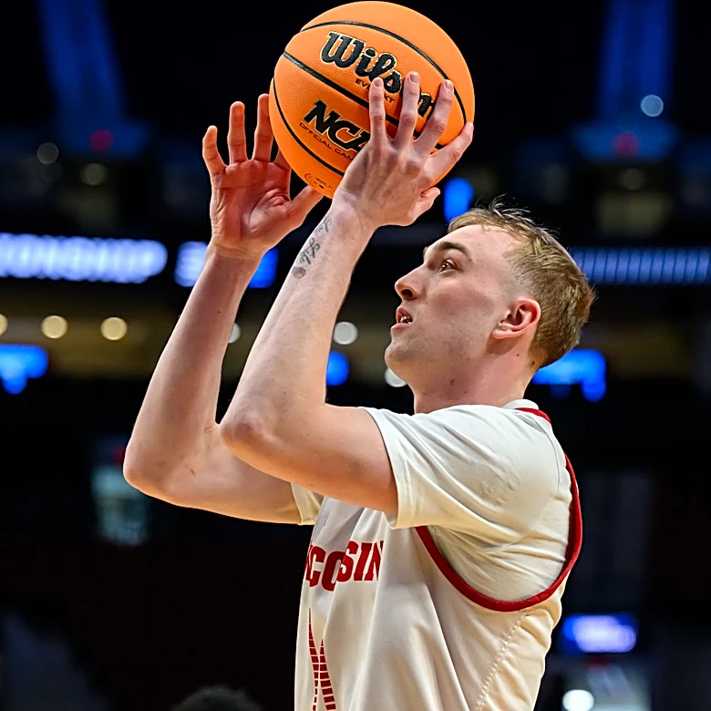 Wisconsin guard enters transfer portal days before first exhibition