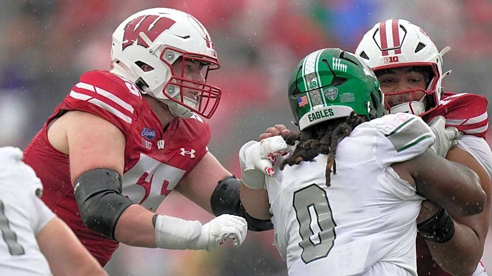 Wisconsin offensive tackle throws teammate under the bus after loss