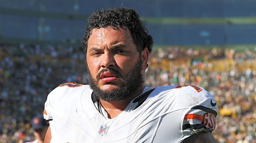 Bears OG Jonah Jackson exits game with hip injury