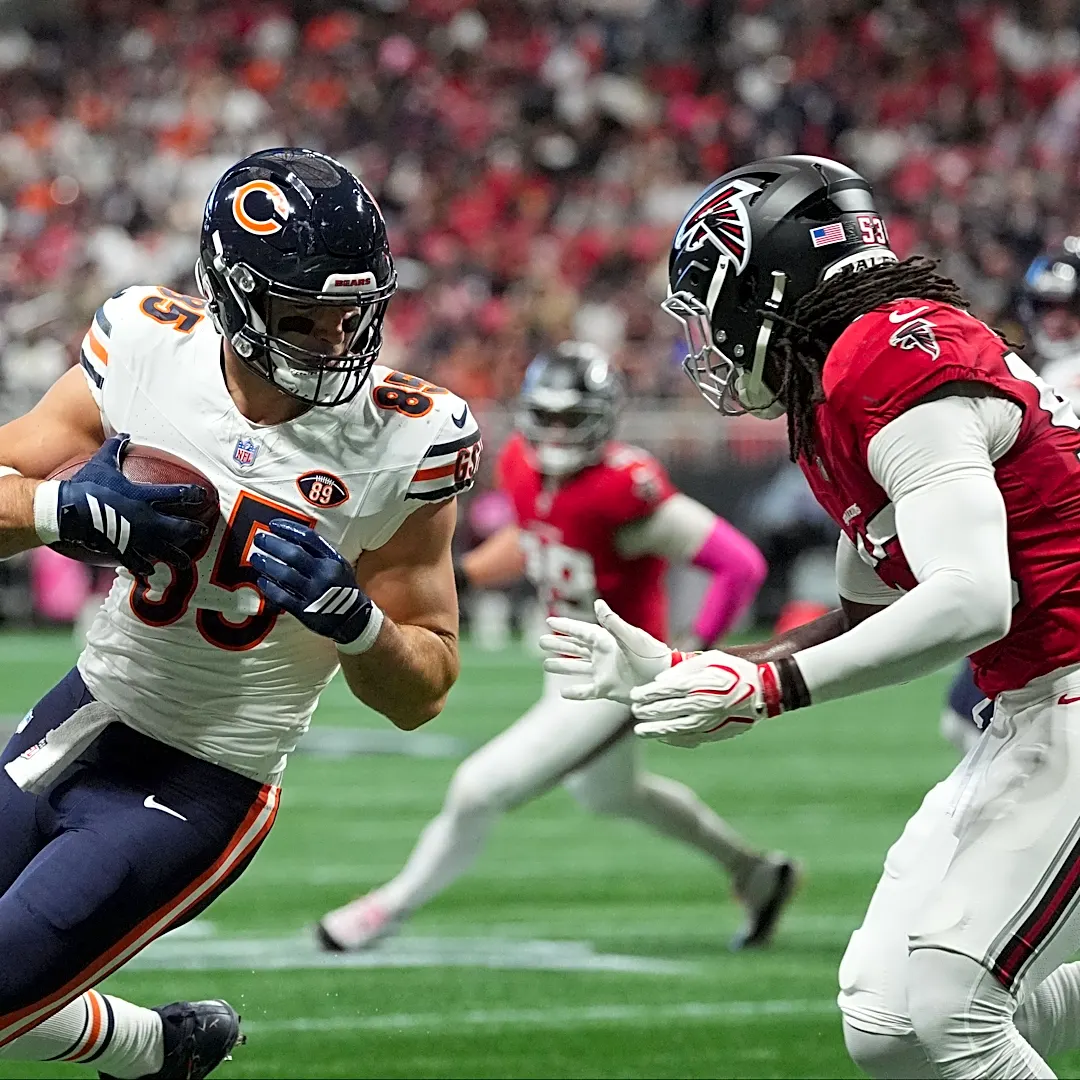 Bears TE Cole Kmet carted off with knee injury