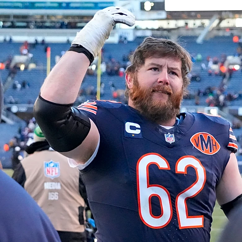 Bears LG Joe Thuney reacts to his illegal handoff vs. Patriots