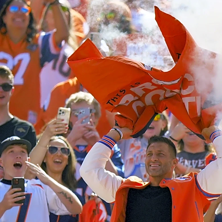 Tim Tebow messed up ‘one job’ before Broncos game, but fans still loved it