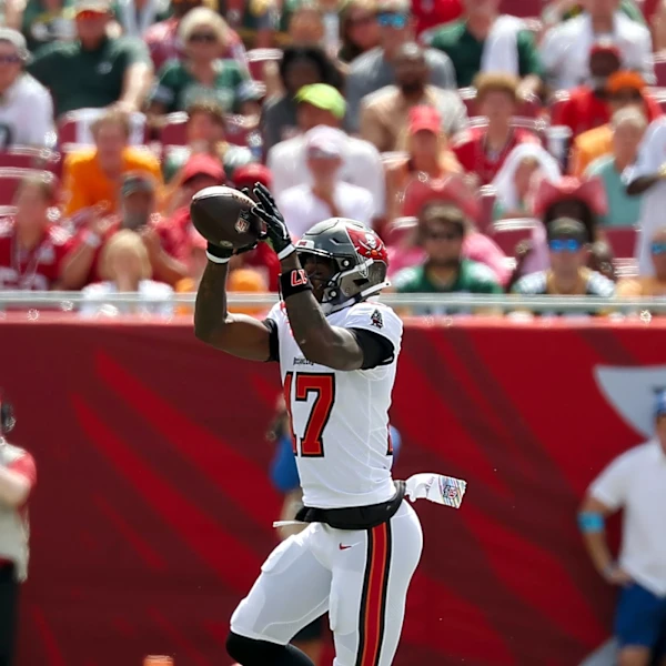 Buccaneers' week 5 snaps reveal where David Walker and Ted Hurst stand