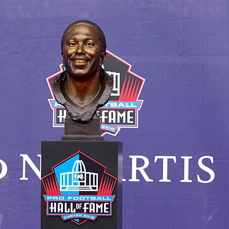 Larry Fitzgerald's Hall of Fame bronze bust revealed