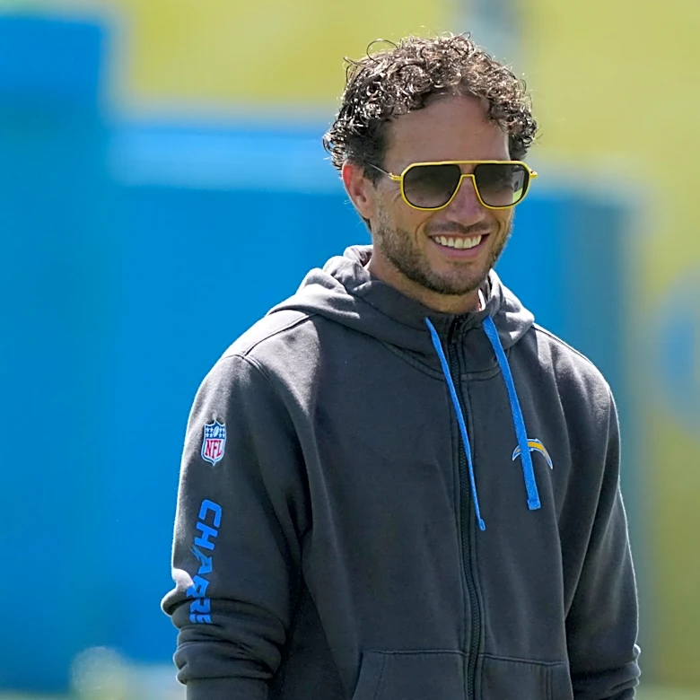 Chargers reunite Mike McDaniel with former Dolphins wide receiver
