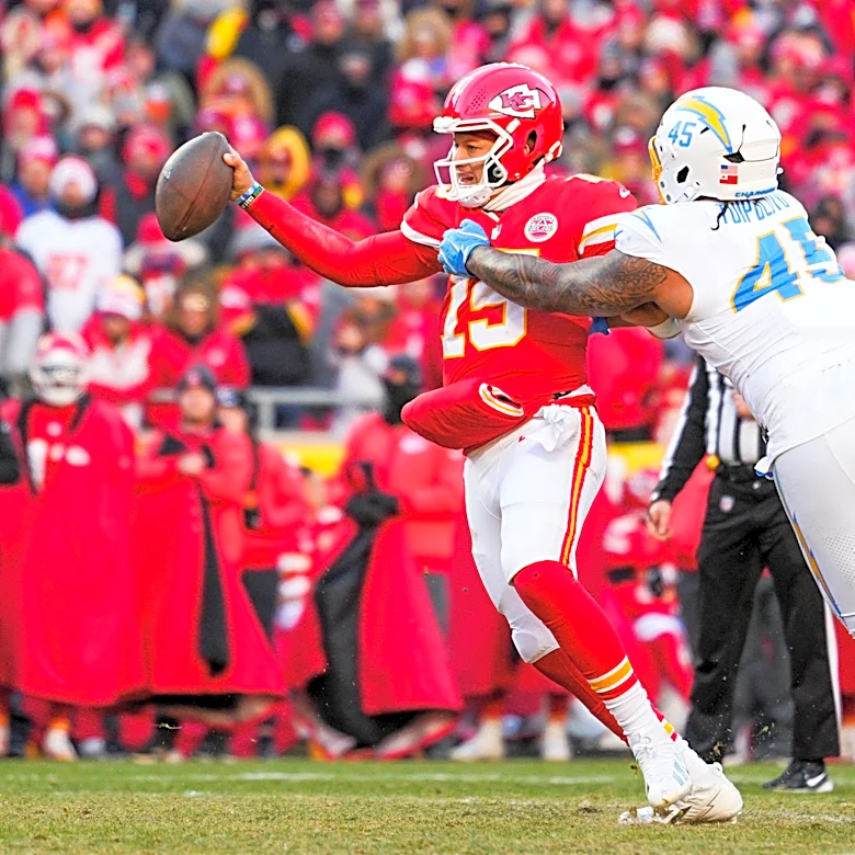 6 reasons why the Chargers need to prioritize extending Tuli Tuipulotu