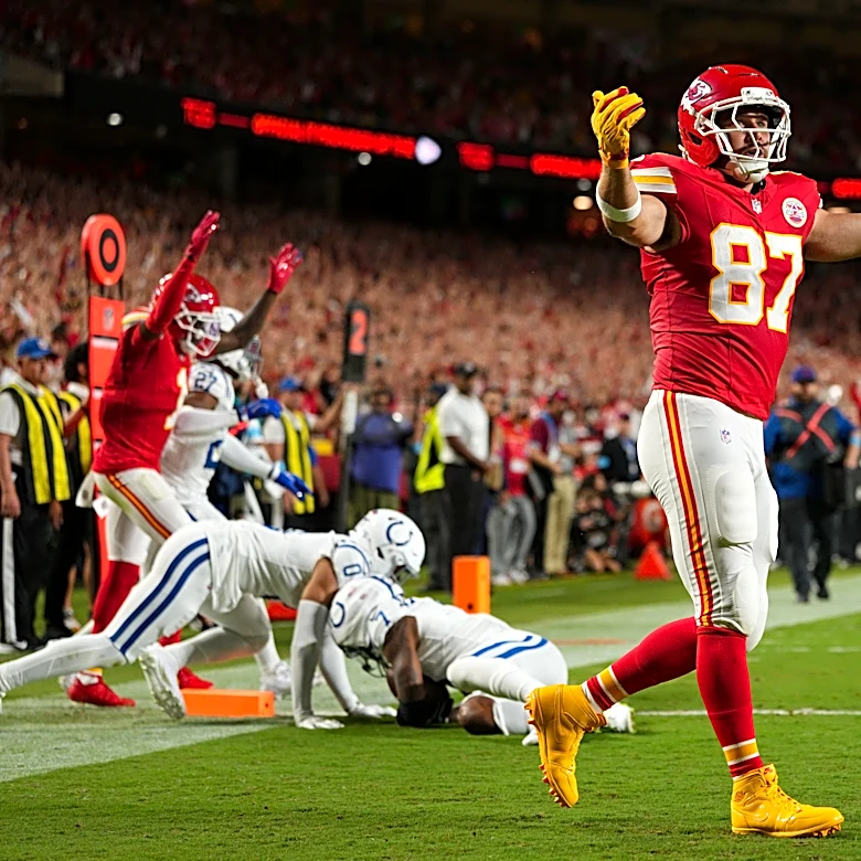 Chiefs vs Colts: Incredible INT sets up Mahomes TD pass to Kelce
