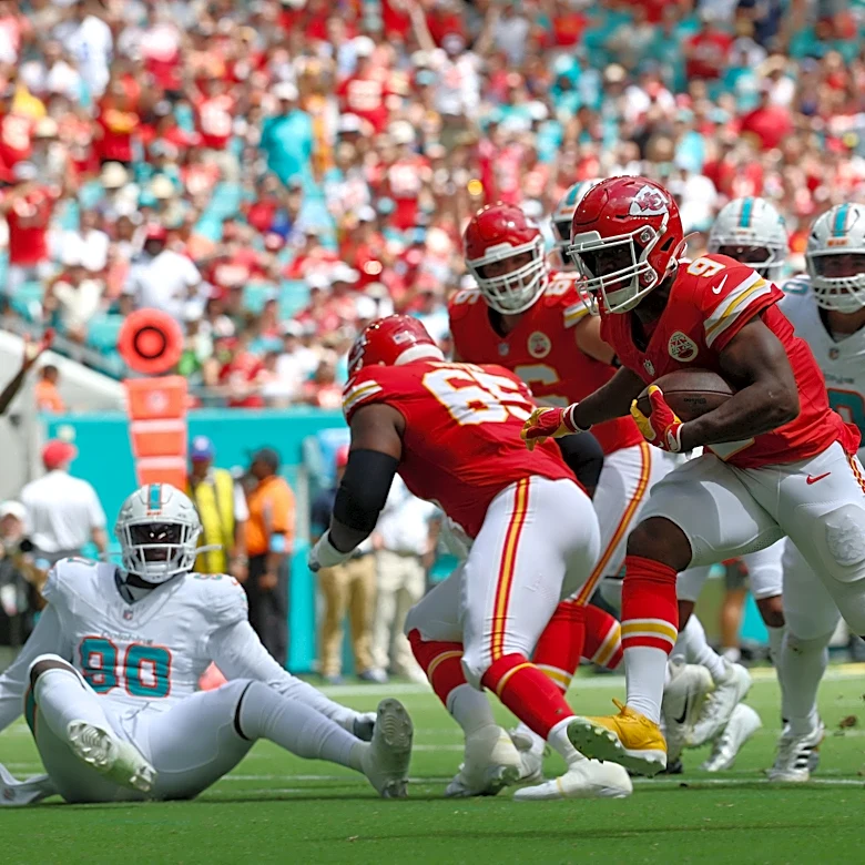 WATCH: Patrick Mahomes, Kenneth Walker combine for TD vs. Dolphins