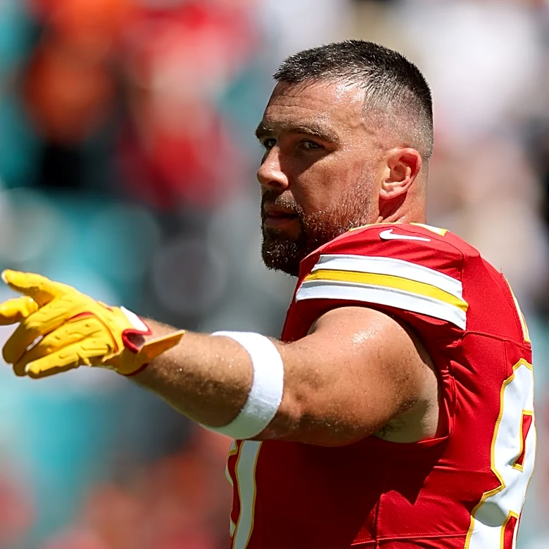 WATCH: Patrick Mahomes finds Travis Kelce for late TD vs. Dolphins