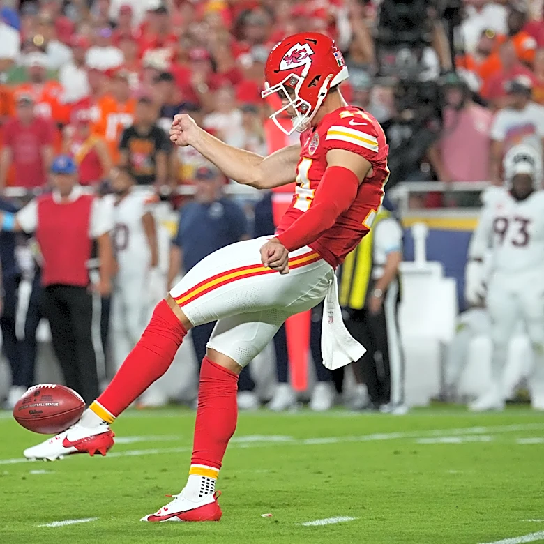 Chiefs vs Raiders: Watch punter Matt Araiza rush for clutch first down