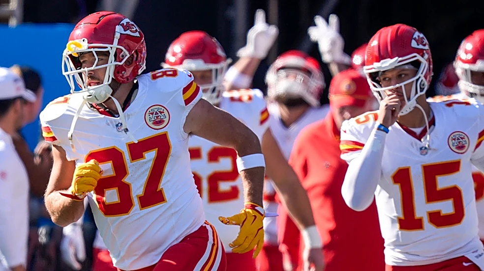 Mahomes, Kelce make stylish entrance for matchup against Chargers