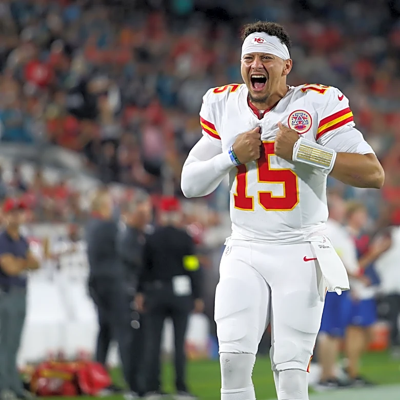 Chiefs to wear 'White on White' uniforms for 'Sunday Night Football'