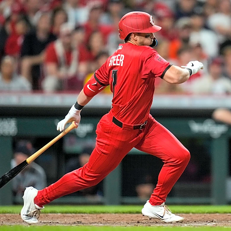 Possible MLB trade target Spencer Steer exits Reds game early