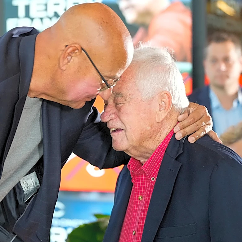 Reds owner Bob Castellini crashes Francona session, delivers message