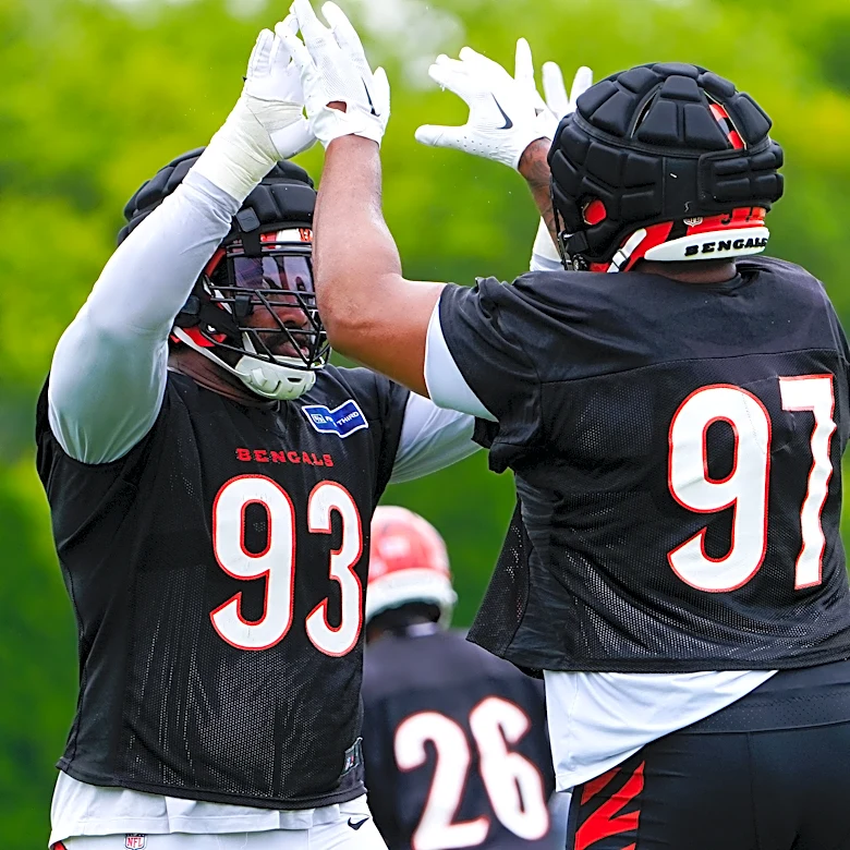 Dexter Lawrence intercepts Caleb Williams at Bengals-Bears practice