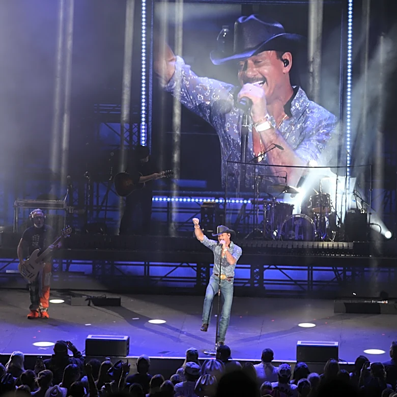 Tim McGraw shows up late, falls on stage in Cincinnati