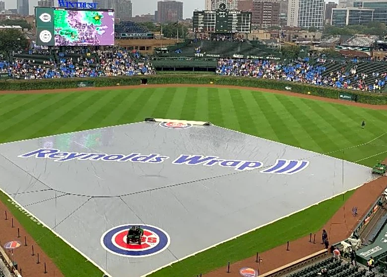 Cincinnati Reds-Chicago Cubs start delayed by rain at Wrigley Field