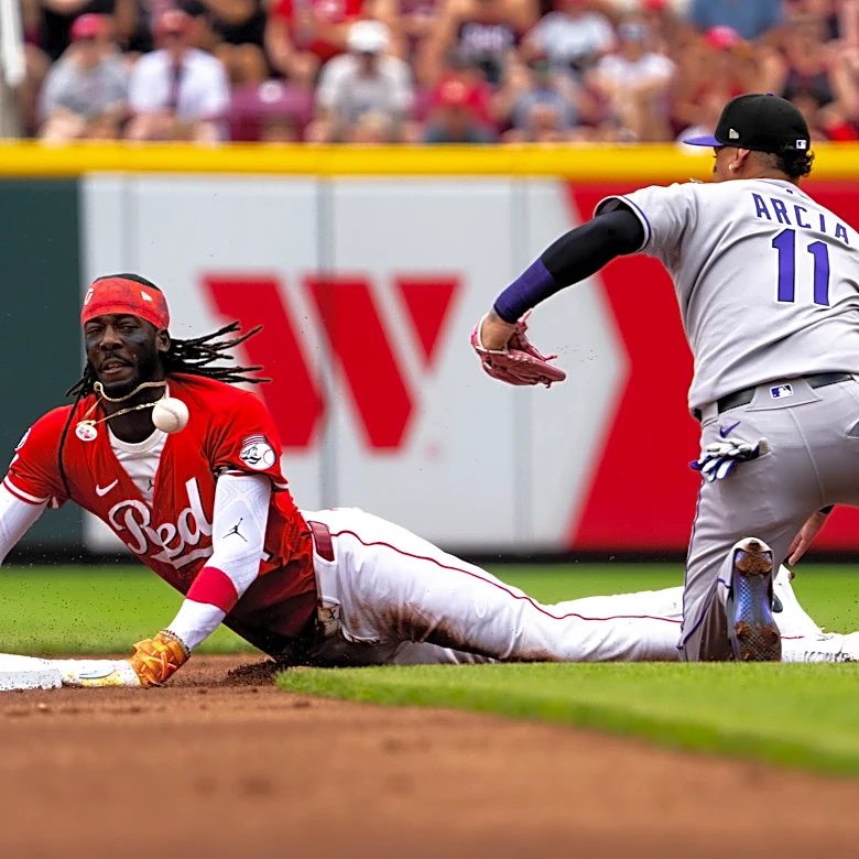 Cincinnati Reds sign infielder Orlando Arcia to minor-league deal