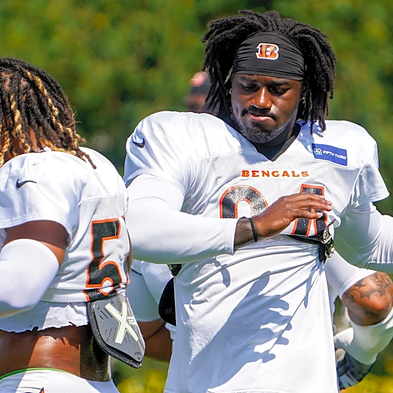 Shemar Stewart, in uniform at Bengals' practice, does position drills
