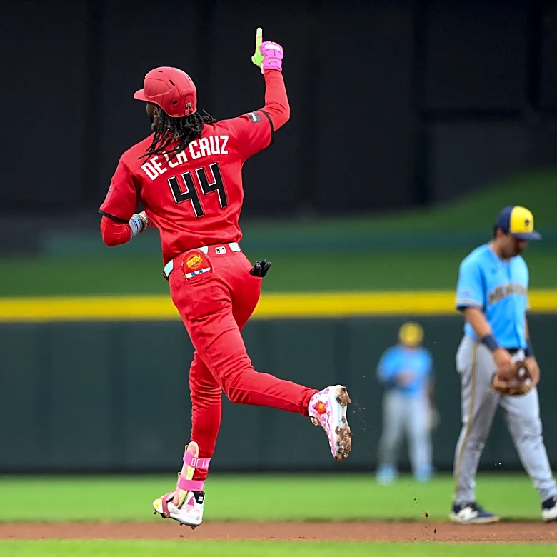 Late-night Reds ride long ball to win over Milwaukee Brewers